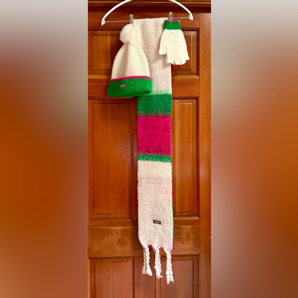 FIGS Shocking Pink & Evergreen Color Block Scarf, Hat & Fingerless Gloves Set🩷🤍💚